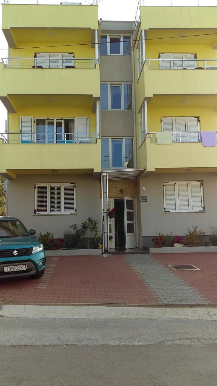 Apartments Diva Новаля Екстериор снимка