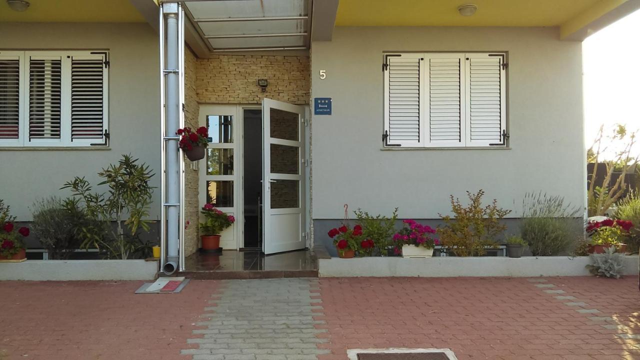 Apartments Diva Новаля Екстериор снимка